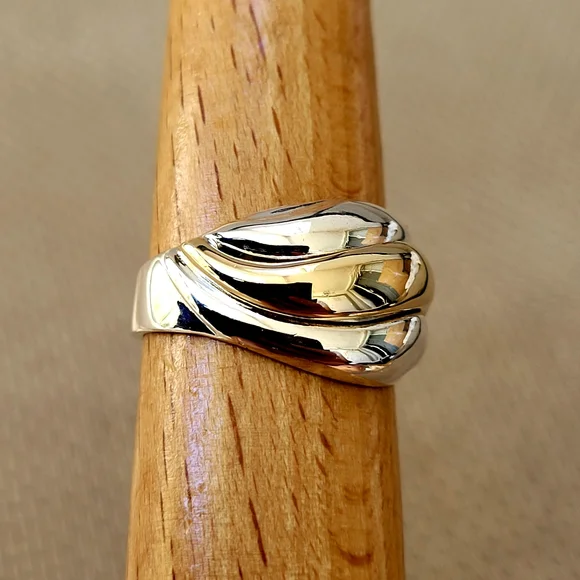 ❤️Size 7.5 Gorgeous 925 Sterling Silver and 14k Solid Yellow Gold Dome Ring!